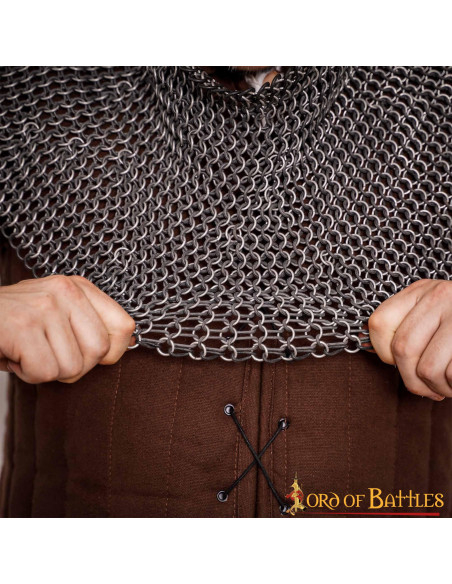 Touca medieval com anéis de alumínio