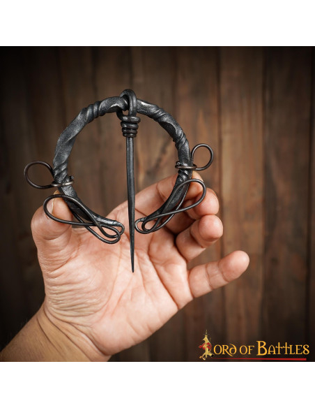 Fíbula celta em ferro forjado com nós