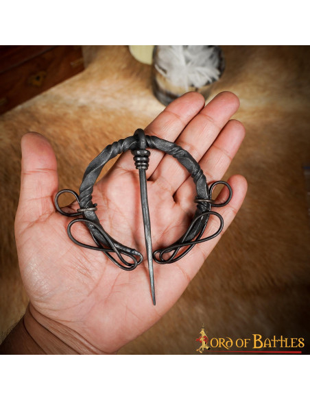 Fíbula celta em ferro forjado com nós