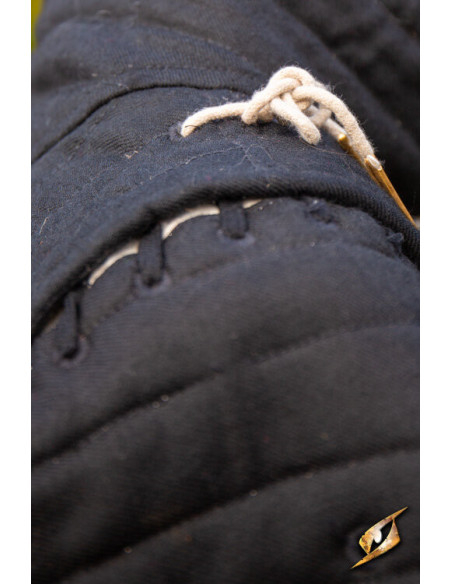 Gambeson de cavaleiro medieval em preto