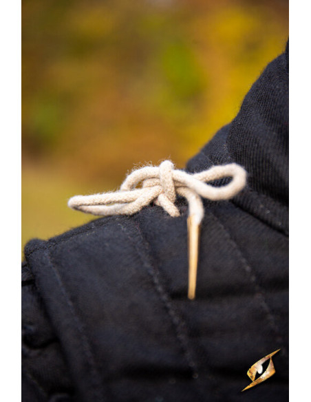 Gambeson de cavaleiro medieval em preto