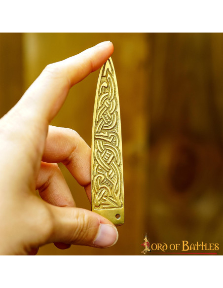 Ponta de cinto com nós celtas de...