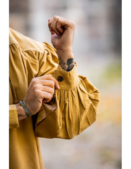 Camisa medieval com atacadores gola...