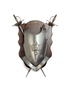 Panóplia de madeira com espadas e couraça de águia