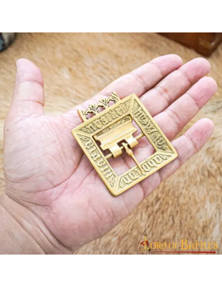 Fivela de latão maciço do século XV...