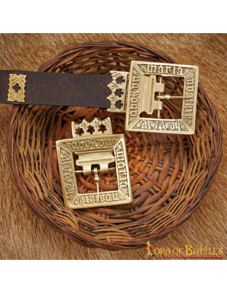 Fivela de latão maciço do século XV...