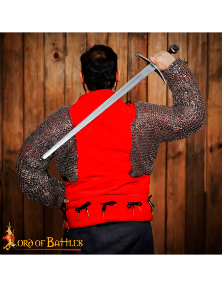 Ombros e mangas em malha com anéis...