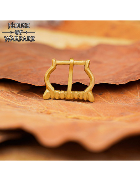 Pequena fivela medieval de latão para...