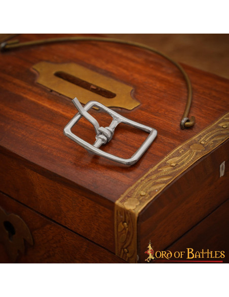 Fivela de aço medieval para tiras...