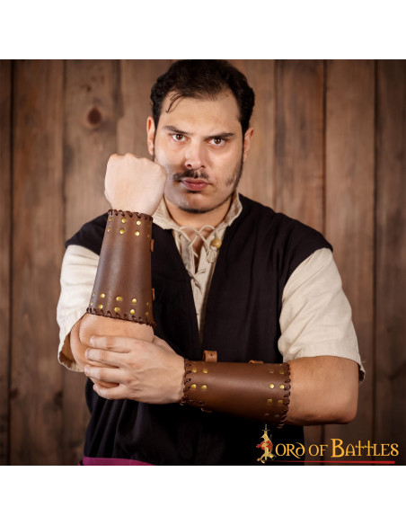 Braçadeiras medievais de couro marrom...