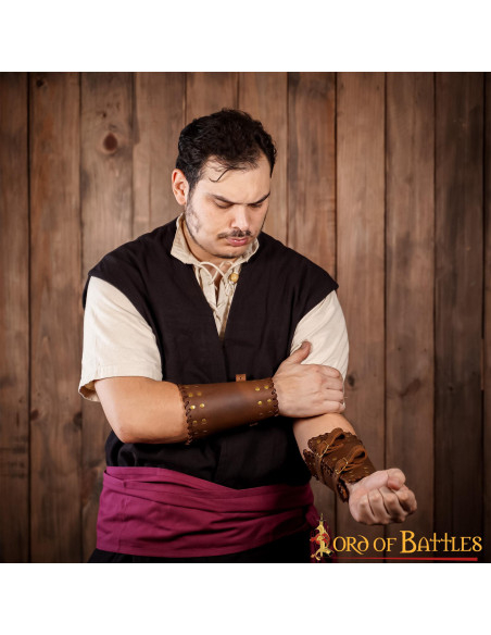 Braçadeiras medievais de couro marrom...