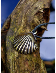 Pingente medieval de concha de peregrino de Santiago 2