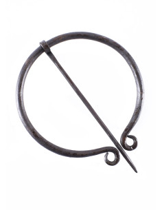 Modelo trançado de fíbula medieval forjado à mão