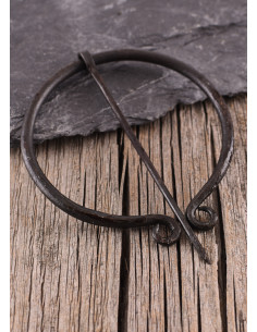 Modelo trançado de fíbula medieval forjado à mão 2