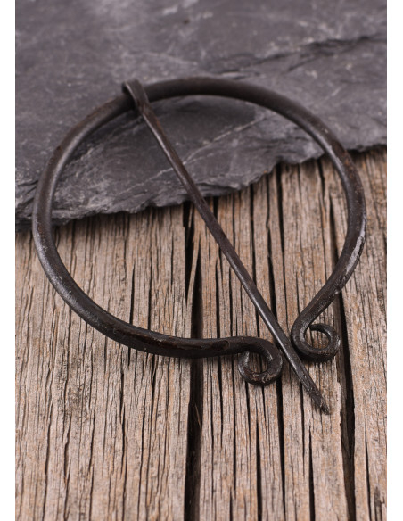 Modelo trançado de fíbula medieval...