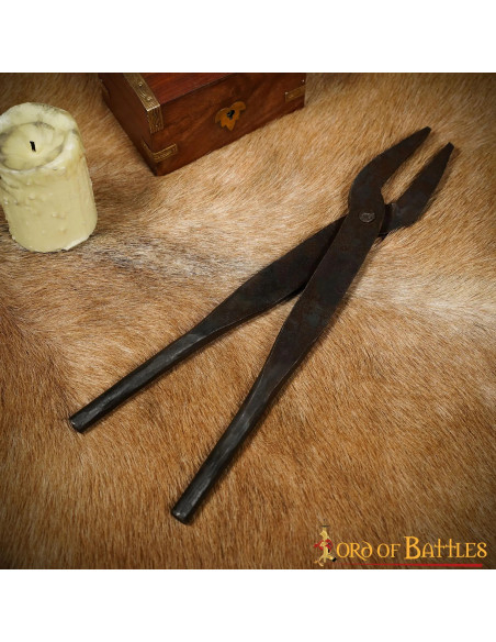 Alicate medieval de ferro forjado