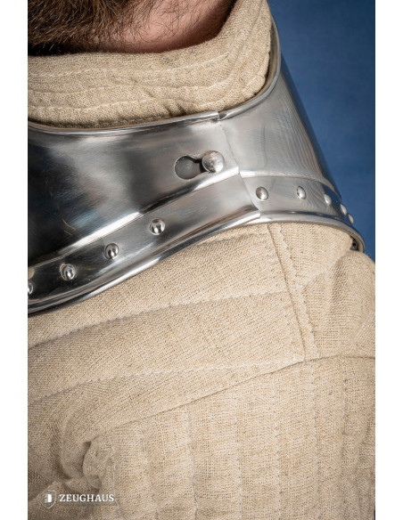 Gorge pontiagudo medieval em aço polido