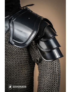 Par de ombreiras de guerreiro medieval, acabamento escuro