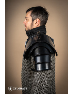 Par de ombreiras de guerreiro medieval, acabamento escuro 2