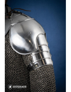 Par de ombreiras de cavaleiro medieval, aço polido
