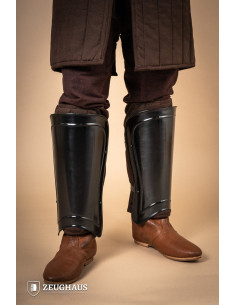 Torresmos de guerreiro medieval em aço polido