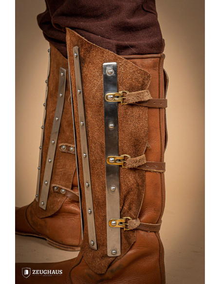 Torresmos medievais em aço e couro...