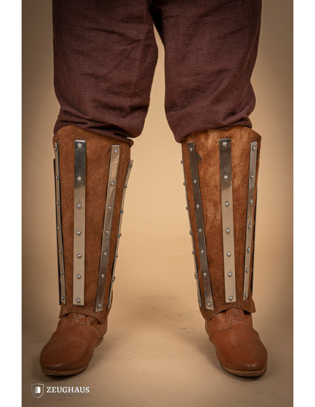 Torresmos medievais em aço e couro...