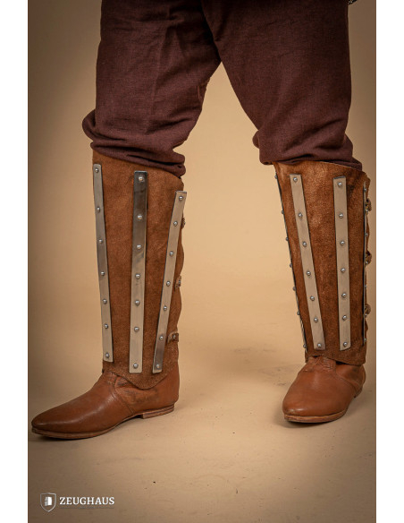 Torresmos medievais em aço e couro...