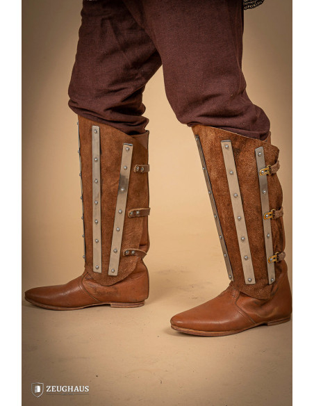 Torresmos medievais em aço e couro...