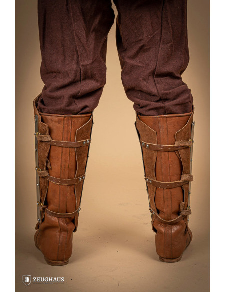 Torresmos medievais em aço e couro...