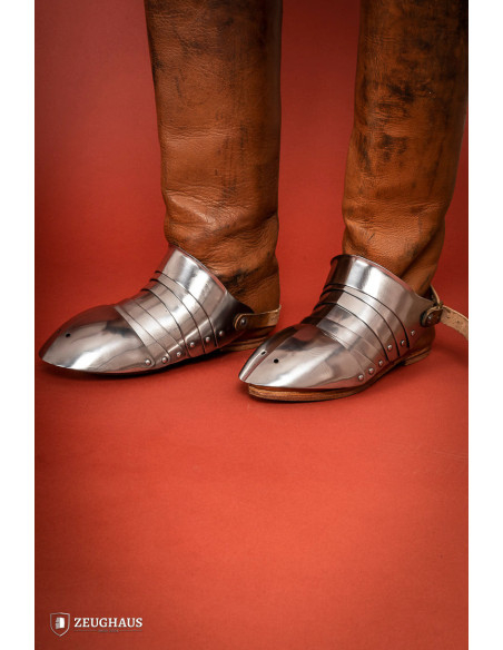 Escarpas medievais segmentadas em aço...