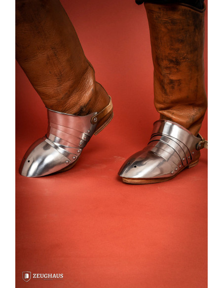 Escarpas medievais segmentadas em aço...