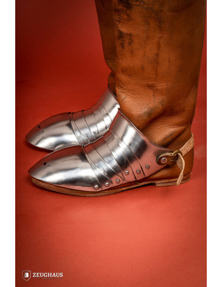 Escarpas medievais segmentadas em aço...