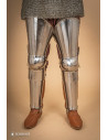 Pernas para armadura medieval em aço polido