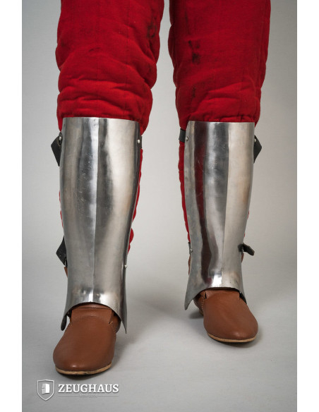 Torresmos medievais em aço polido,...