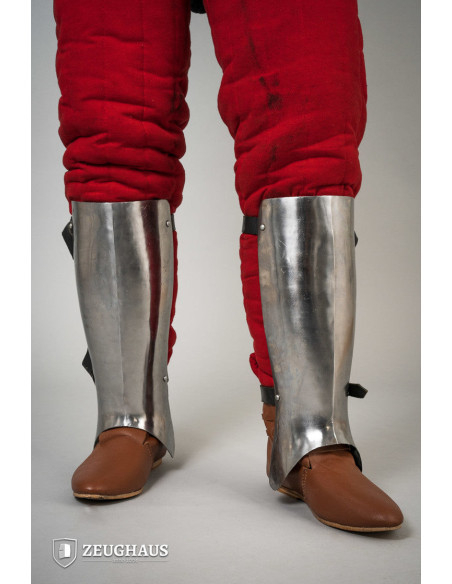 Torresmos medievais em aço polido,...