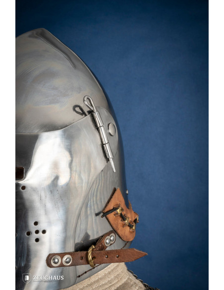 Bacia medieval em aço com trava de...