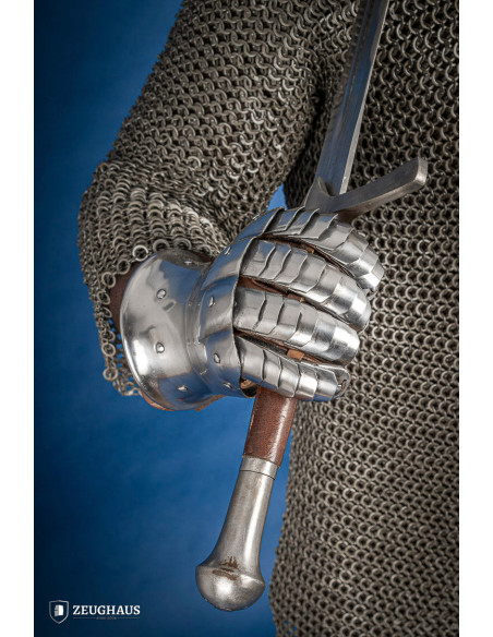 Manoplas medievais de aço polido ano...