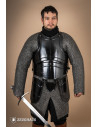 Couraça de guerreiro medieval com tiras de aço polido