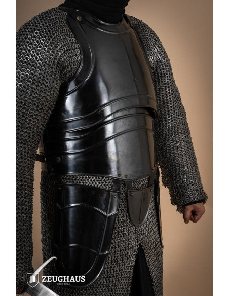 Couraça de guerreiro medieval com...