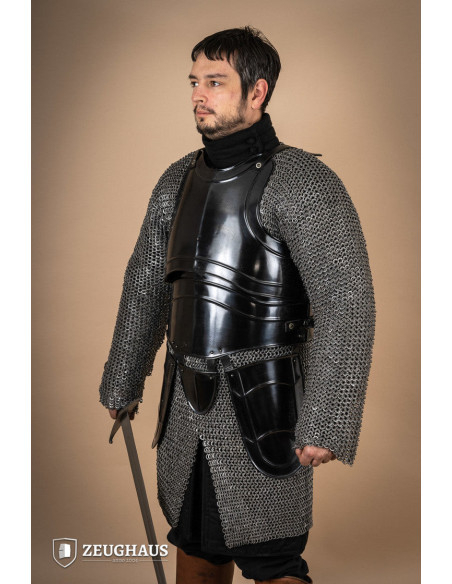 Couraça de guerreiro medieval com...
