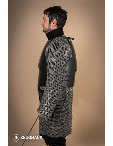 Couraça de guerreiro medieval com...