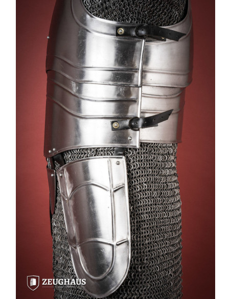 Couraça de guerreiro medieval com...