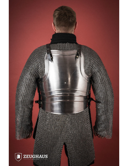 Couraça de guerreiro medieval com...