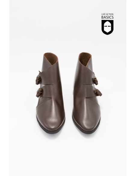 Sapatos medievais com fecho lateral...