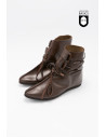 Botas altas medievais com fecho frontal com nó