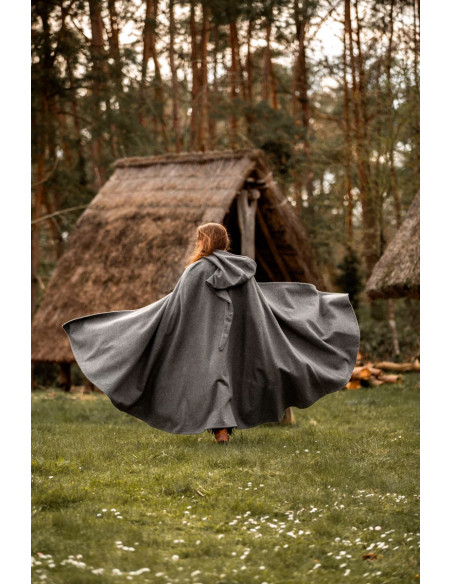 Capa medieval curta com fecho de...