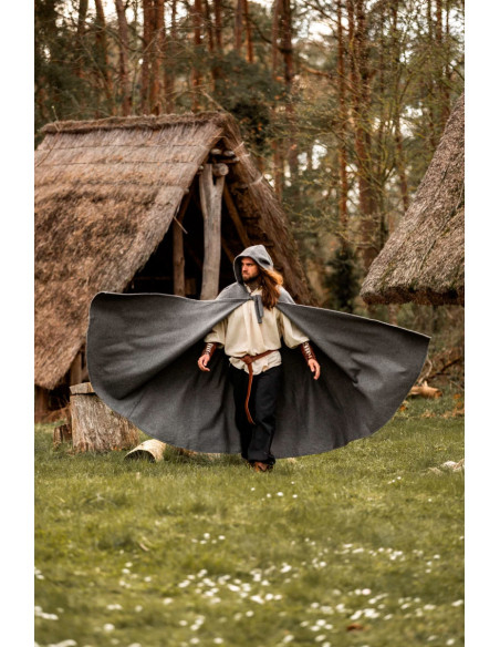 Capa medieval curta com fecho de...