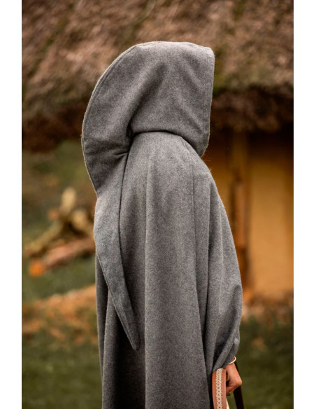 Capa medieval curta com fecho de...