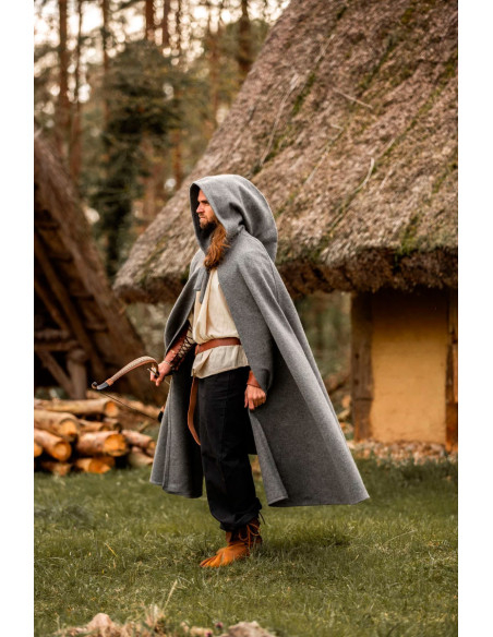 Capa medieval curta com fecho de...